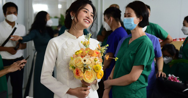 Đám cưới đặc biệt của nữ điều dưỡng Bệnh viện Bạch Mai nơi tâm dịch