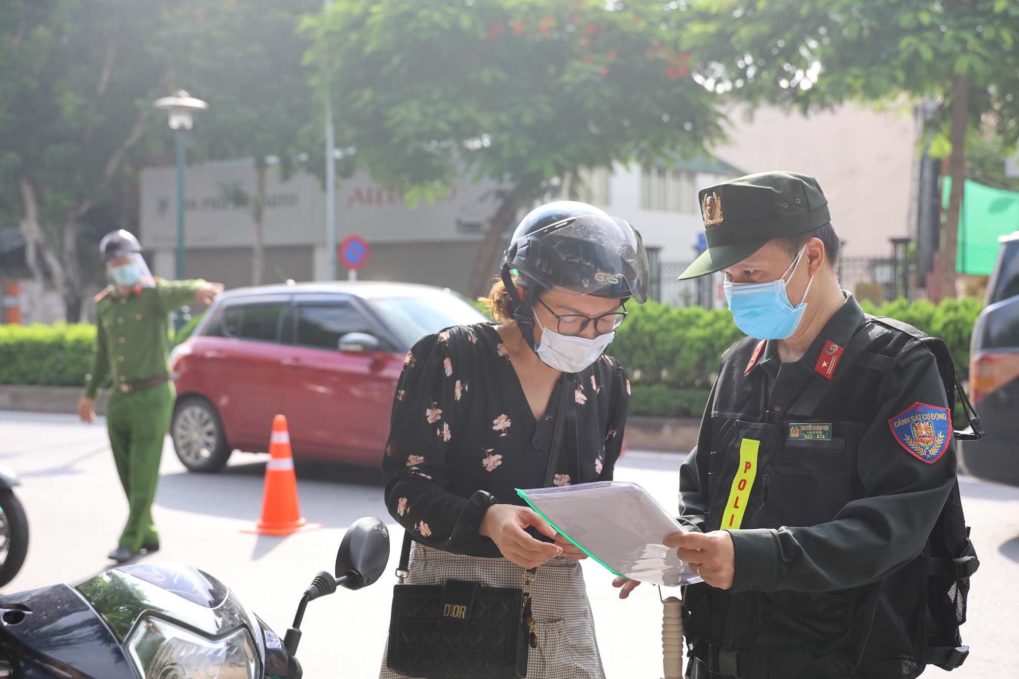 Hà Nội tung quân chốt chặt 21 lối ra vào vùng đỏ, mỗi chốt 16 người chia 4 ca kiểm soát cả ngày lẫn đêm - Ảnh 8.