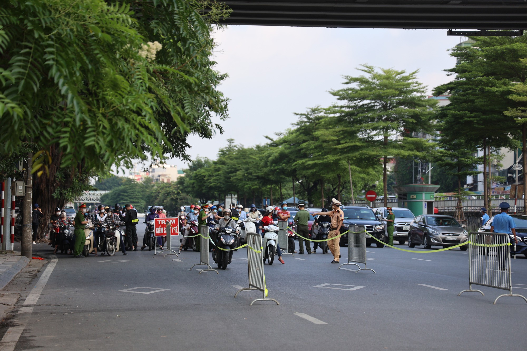 Hà Nội tung quân chốt chặt 21 lối ra vào vùng đỏ, mỗi chốt 16 người chia 4 ca kiểm soát cả ngày lẫn đêm - Ảnh 4.