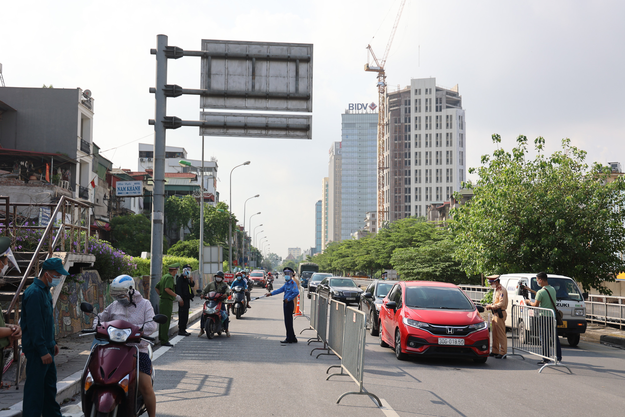 Hà Nội tung quân chốt chặt 21 lối ra vào vùng đỏ, mỗi chốt 16 người chia 4 ca kiểm soát cả ngày lẫn đêm - Ảnh 12.