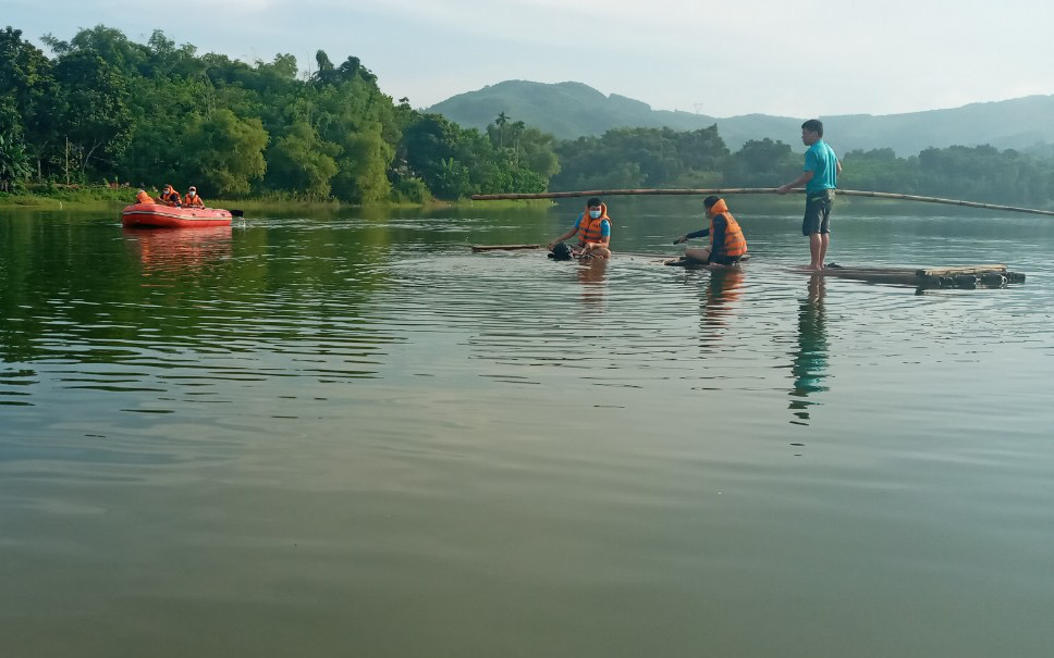 Lật nhà bè, 2 người tại Thanh Hóa đuối nước thương tâm