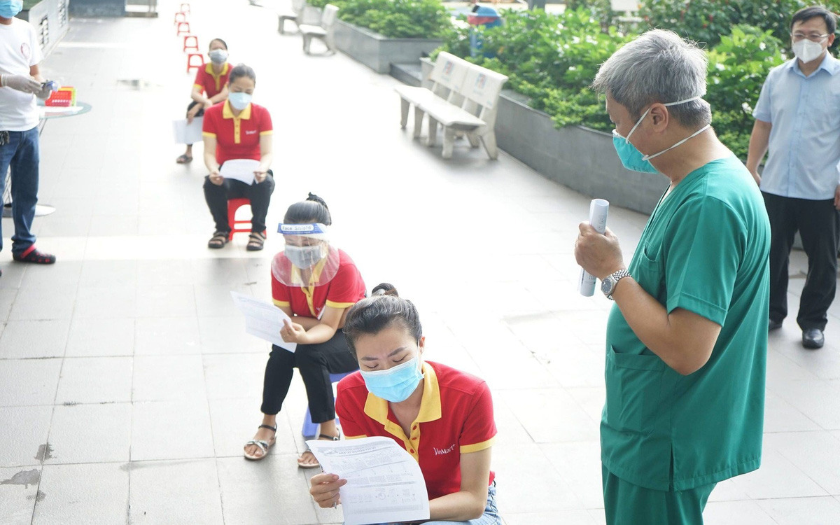 Thứ trưởng Bộ Y tế Nguyễn Trường Sơn trực tiếp đến một số điểm lấy mẫu xét nghiệm Covid - 19 tại thành phố Thủ Đức (TP HCM) để hướng dẫn người dân tự làm test nhanh kháng nguyên tại nhà.