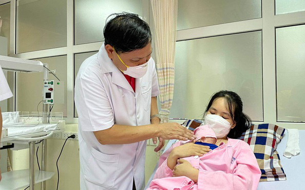 Kỳ diệu: Cứu sống và nuôi dưỡng thành công trẻ sơ sinh nặng 400gram đầu tiên tại Việt Nam  