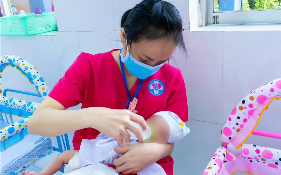 Hỗ trợ 1 triệu đồng với trẻ là con sản phụ mắc COVID-19