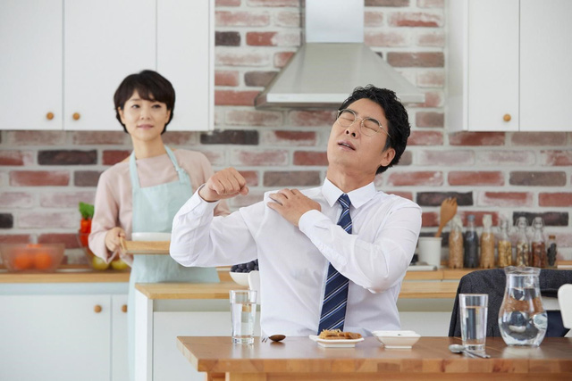Chăm sóc xương khớp cho "trụ cột gia đình" - Ảnh 1. Chăm sóc xương khớp cho "trụ cột gia đình" - Ảnh 1.