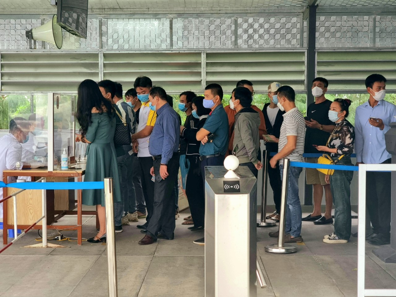 Quảng Ninh dừng hoạt động các chốt kiểm soát dịch ra vào tỉnh - Ảnh 1. Quảng Ninh dừng hoạt động các chốt kiểm soát dịch ra vào tỉnh - Ảnh 1.