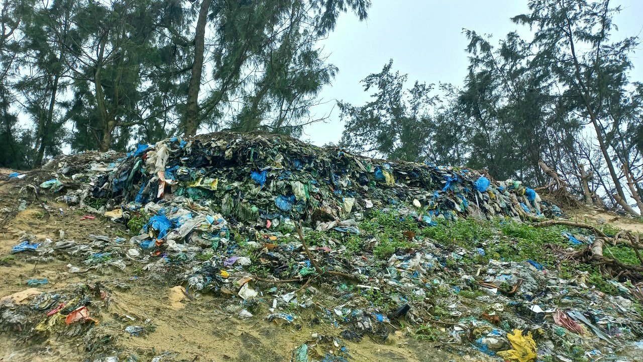 Thừa Thiên Huế: Bãi rác chôn lấp nhiều năm lộ thiên nhưng chậm xử lý