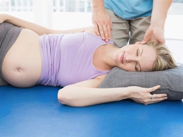8 tư thế yoga giúp giảm đau cho bà bầu - Ảnh 9.