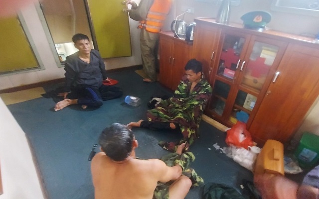 Quảng Trị: 3 ngư dân trên tàu đánh cá gặp sự cố, trôi tự do - Ảnh 1.