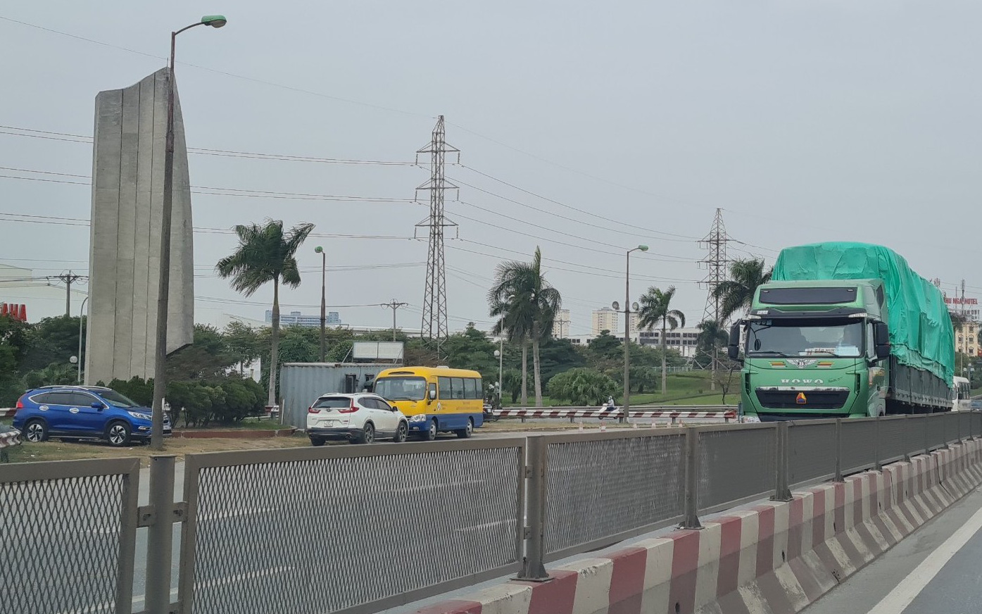 Xe cơi thùng, có ngọn ‘trẩy hội’ trên cầu Thăng Long do trạm cân ‘tê liệt’