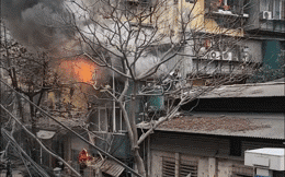 Hà Nội: Ngôi nhà bị lửa bao trùm, bé gái thoát nạn trong gang tấc