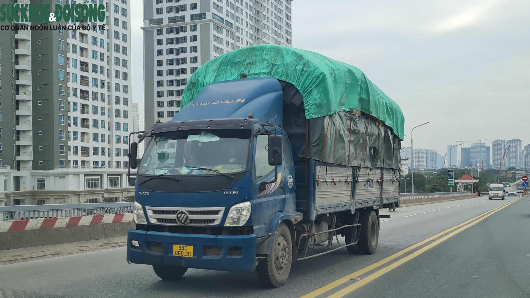 Ám ảnh xe cơi thùng, có ngọn “thả cửa” hoạt động trên cầu Thăng Long - Ảnh 2.