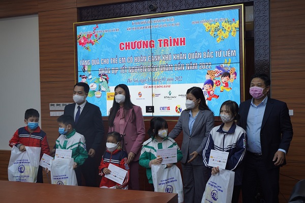 Hà Nội – Hàng trăm suất quà tặng trẻ em nghèo đón Tết Nhâm Dần - Ảnh 3.