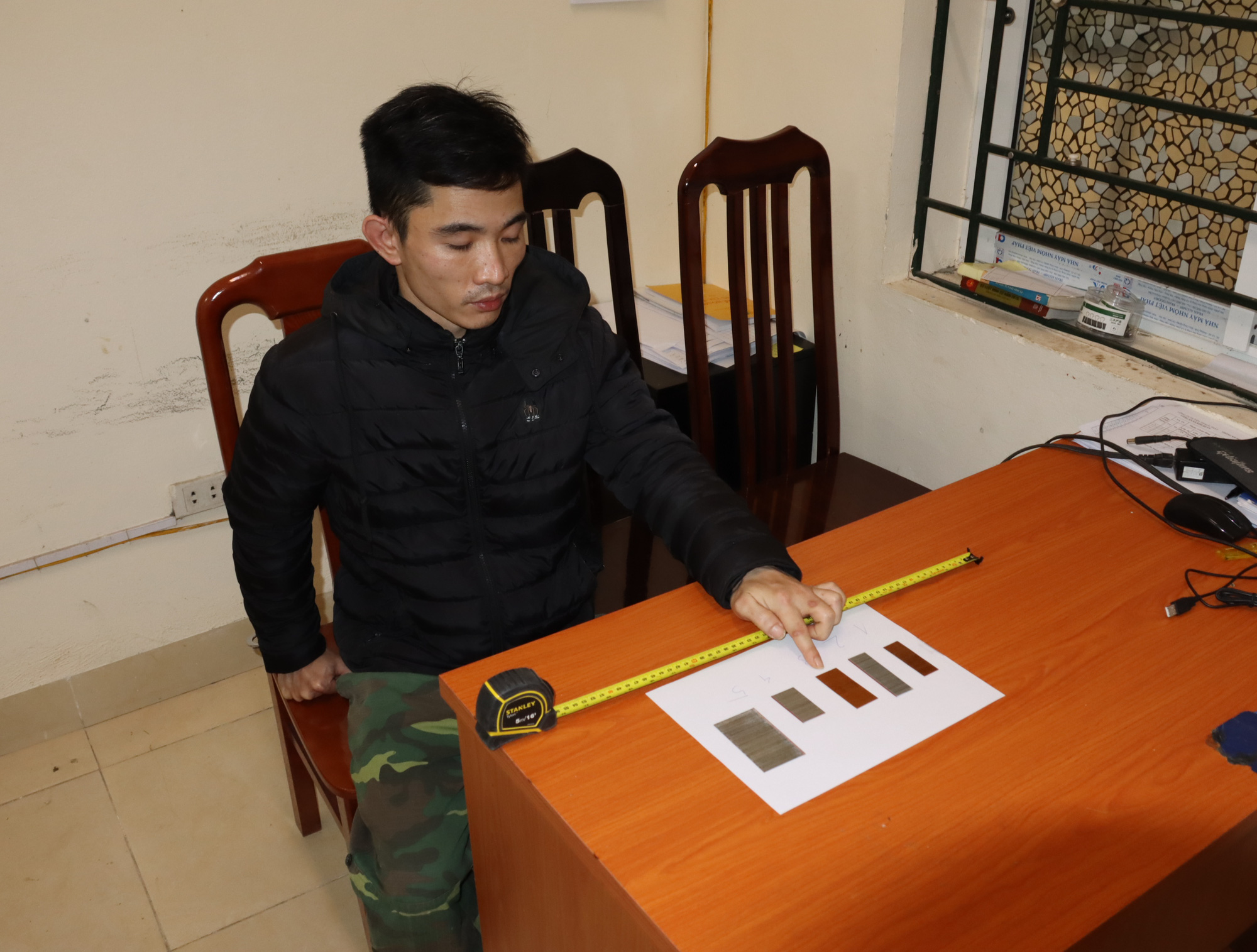 Dẫn giải bị can Nguyễn Trung Huyên thực nghiệm hiện trường - Ảnh 1.
