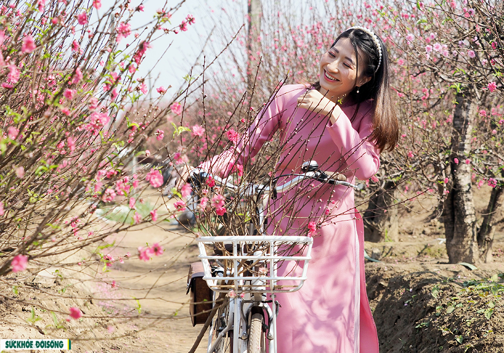 Cô gái Hà thành xúng xính áo dài “đọ sắc” bên vườn đào Nhật Tân - Ảnh 7.