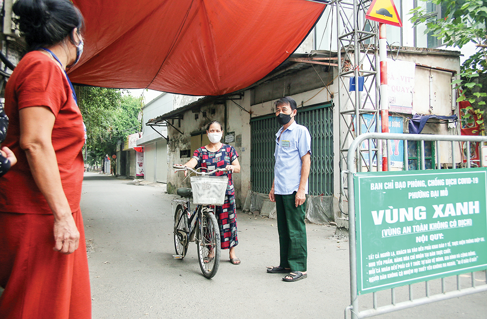 Trong những ngày tháng gồng mình trong làn sóng dịch lần thứ tư, Hà Nội đã có nhiều cách làm mang lại hiệu quả cao, trong đó có việc triển khai &quot;vùng xanh&quot; an toàn. Mô hình này xuất phát từ quận Hoàng Mai, sau đó được nhân rộng ra khắp các quận, huyện, thị xã.