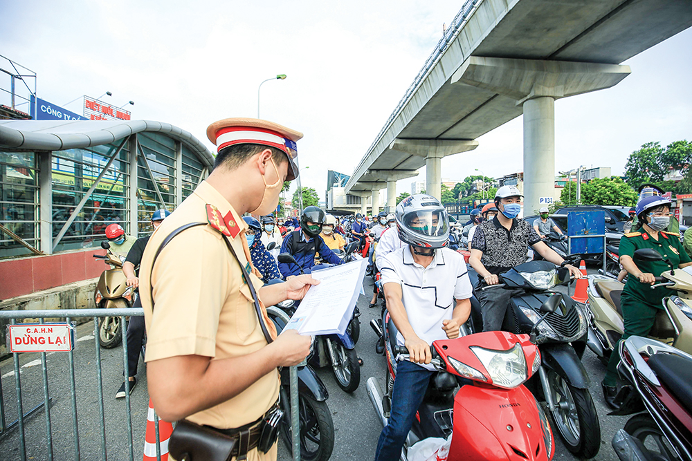 Cuối tháng 9/2021, hàng nghìn người dân từ khắp các tỉnh, thành phố đã quay trở lại Hà Nội làm việc, sinh sống sau khi dịch cơ bản được khống chế. Bên cạnh đó, các hoạt động giao thương, buôn bán, di chuyển... được nới lỏng nhưng trên nguyên tắc người dân luôn thực hiện đúng các quy định phòng chống dịch.