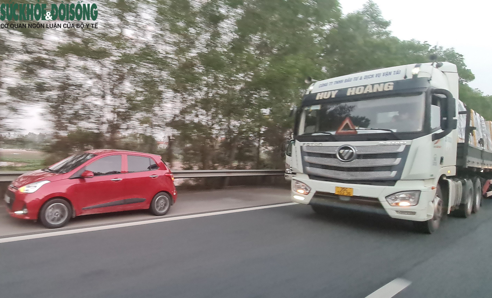 Giao thông cuối năm: Ô tô nối đuôi nhau chạy vào làn khẩn cấp trên cao tốc Cầu Giẽ - Ninh Bình - Ảnh 7.