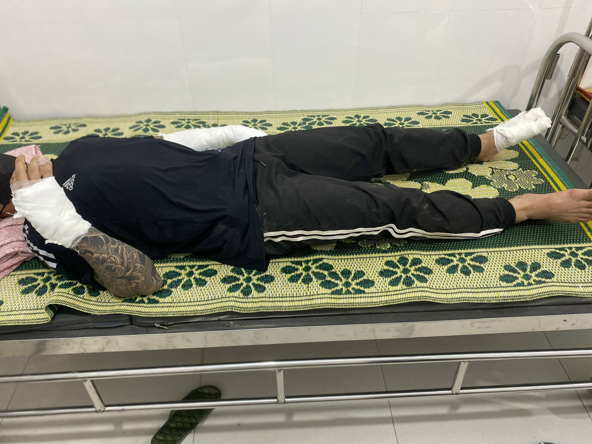 Hai bệnh nhân V và N được các bác sĩ Trung tâm y tế huyện Tân Kỳ (Nghệ An) cấp cứu và theo dõi.