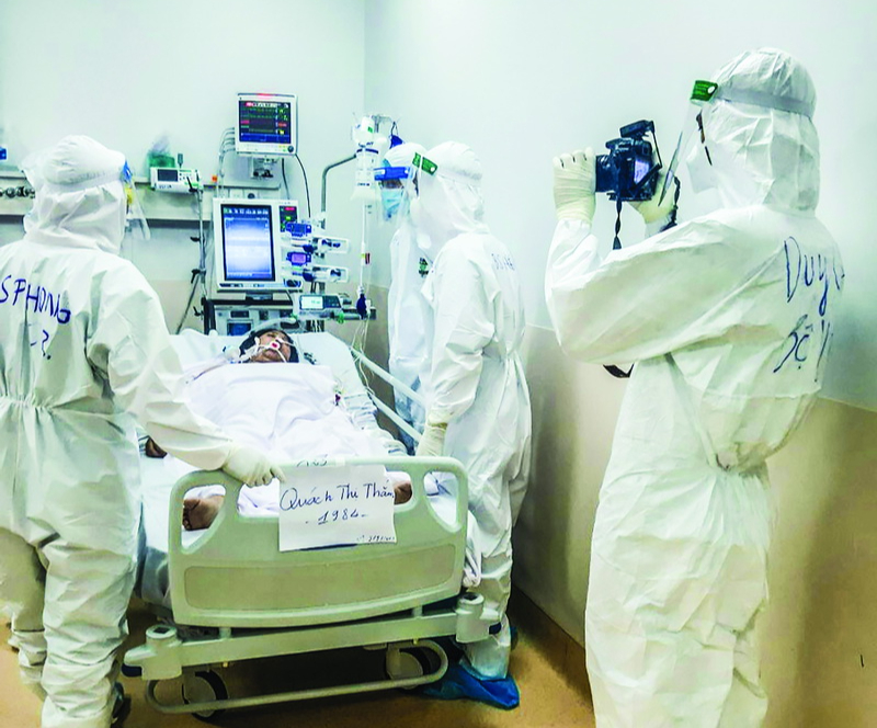 Phóng viên Đức Duy bên trong Trung tâm Hồi sức tích cực điều trị người bệnh COVID-19, đặt tại Bệnh viện Dã chiến số 16, do Bệnh viện Bạch Mai phụ trách.