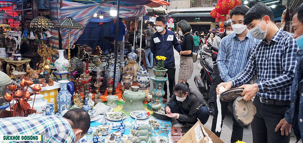 Độc đáo chợ bán đồ cổ ở phố Hàng Mã ngày xuân - Ảnh 1.