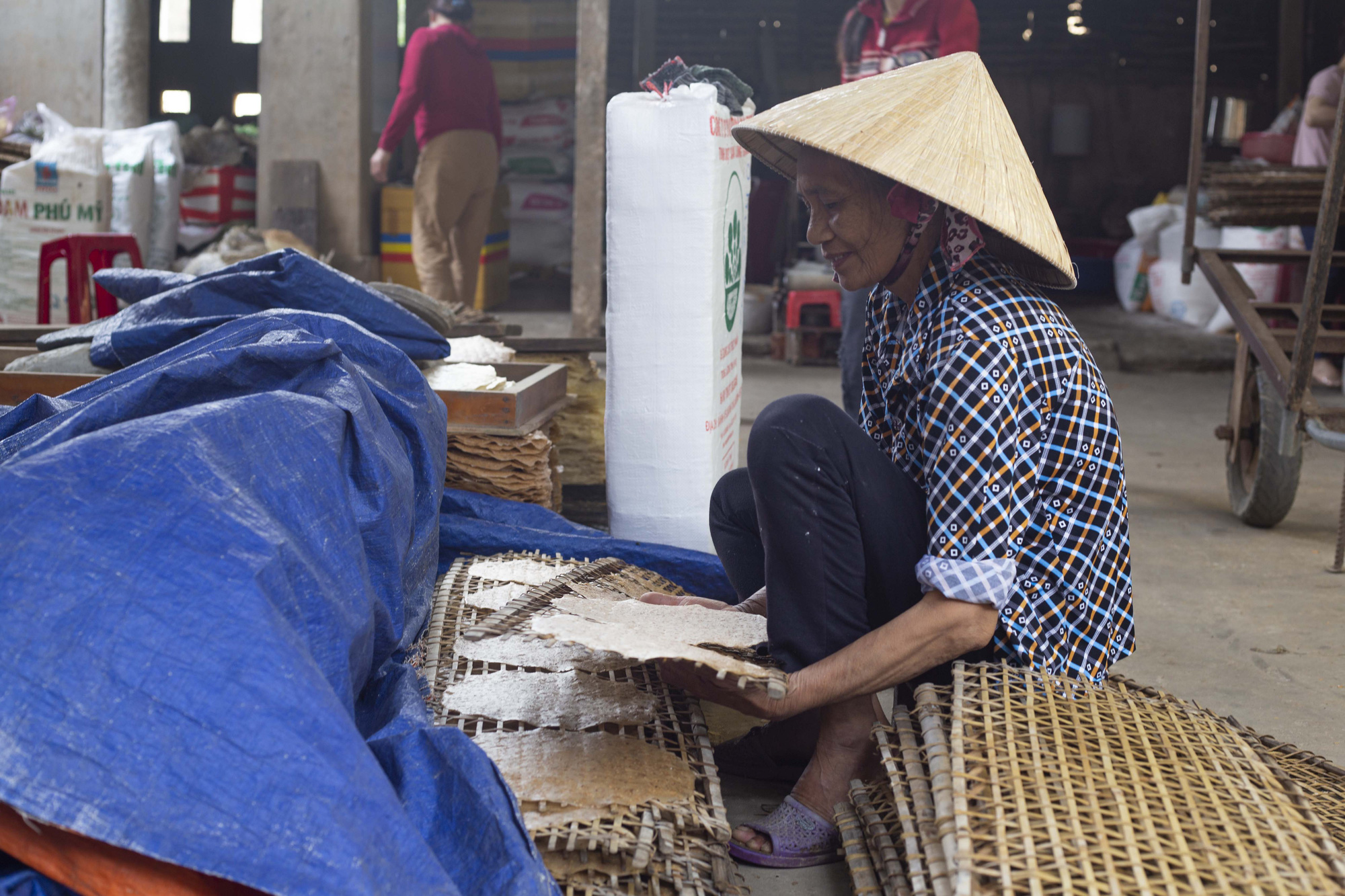 Chùm ảnh: Làng bánh tráng trăm tuổi tất bật vụ Tết  - Ảnh 2.