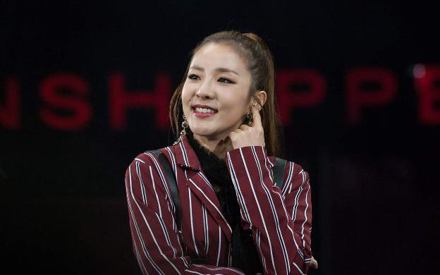 Ngôi sao K-pop Sandara Park tiết lộ bí kíp giúp bạn ‘ăn gian’ 10 tuổi