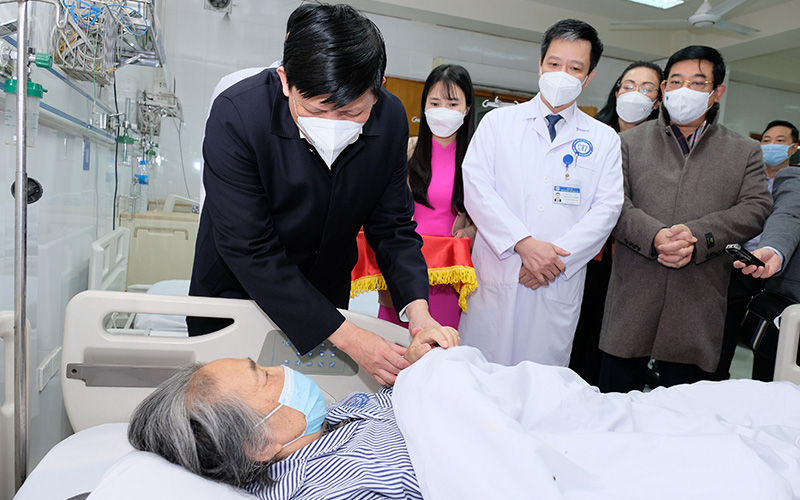 Bộ trưởng Nguyễn Thanh Long thăm và chúc Tết y bác sĩ, người bệnh tại BV Nội tiết Trung ương