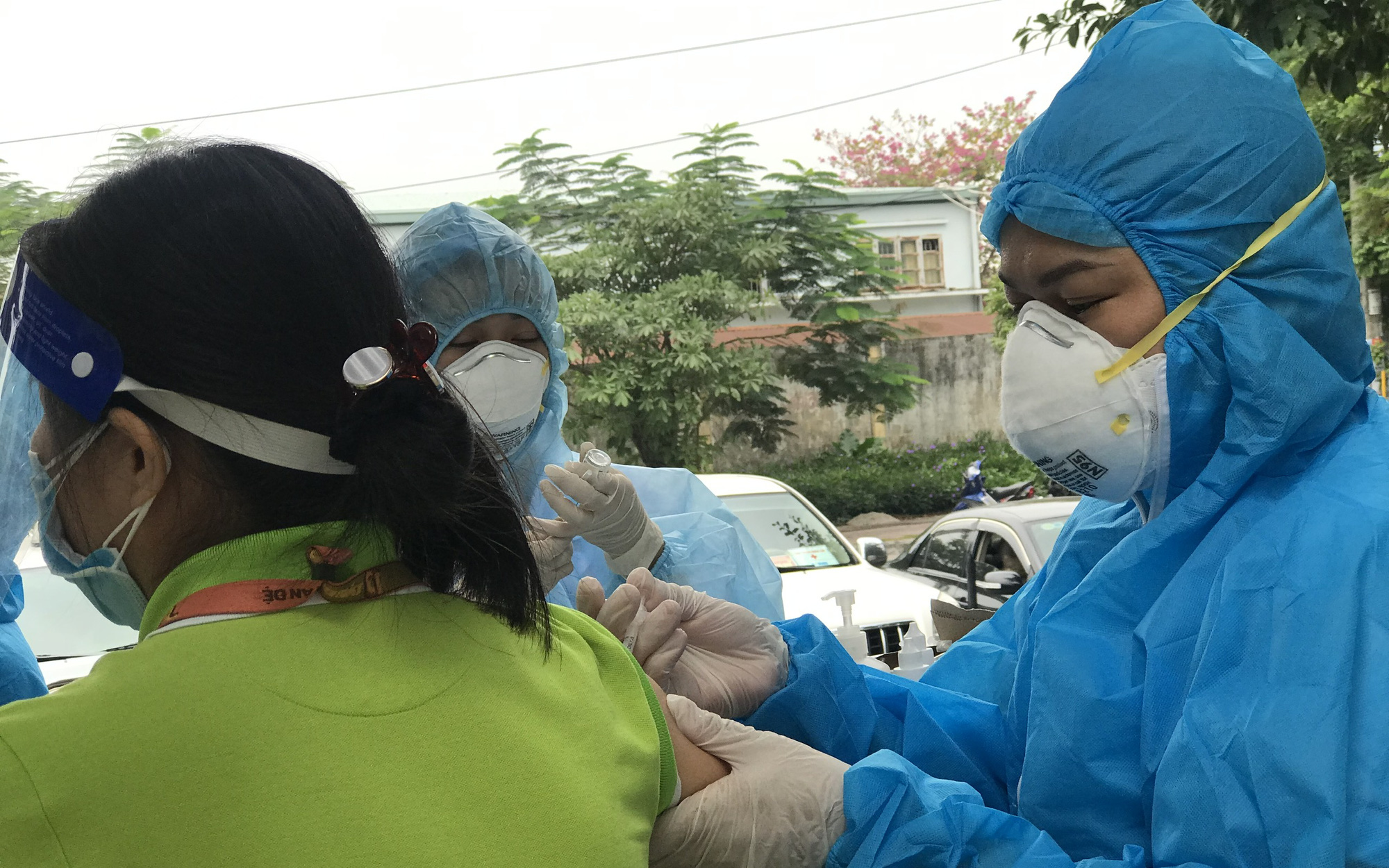 Tiêm vaccine phòng COVID-19, Việt Nam đã về đích trước 6 tháng