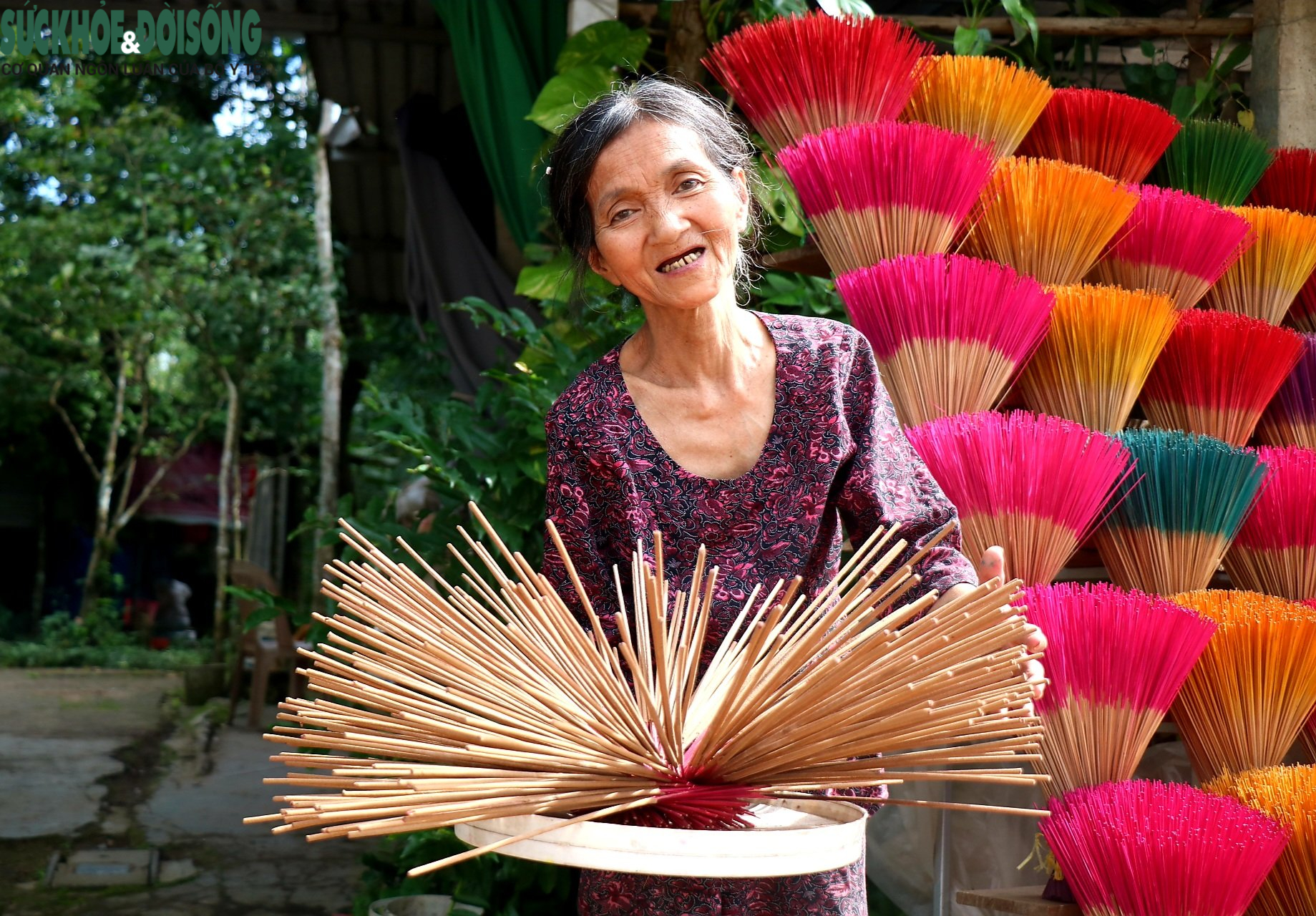 Rực rỡ sắc màu tại làng hương hàng trăm năm tuổi ở Huế ngày giáp Tết - Ảnh 4.