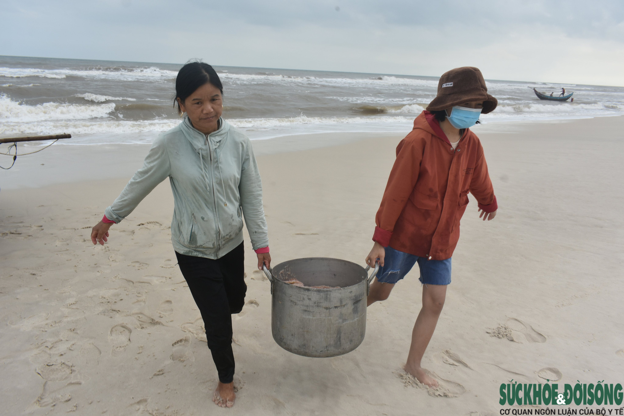 Chùm ảnh: Ngư dân vùng bãi ngang Quảng Bình vui mừng được mùa ruốc biển - Ảnh 12.