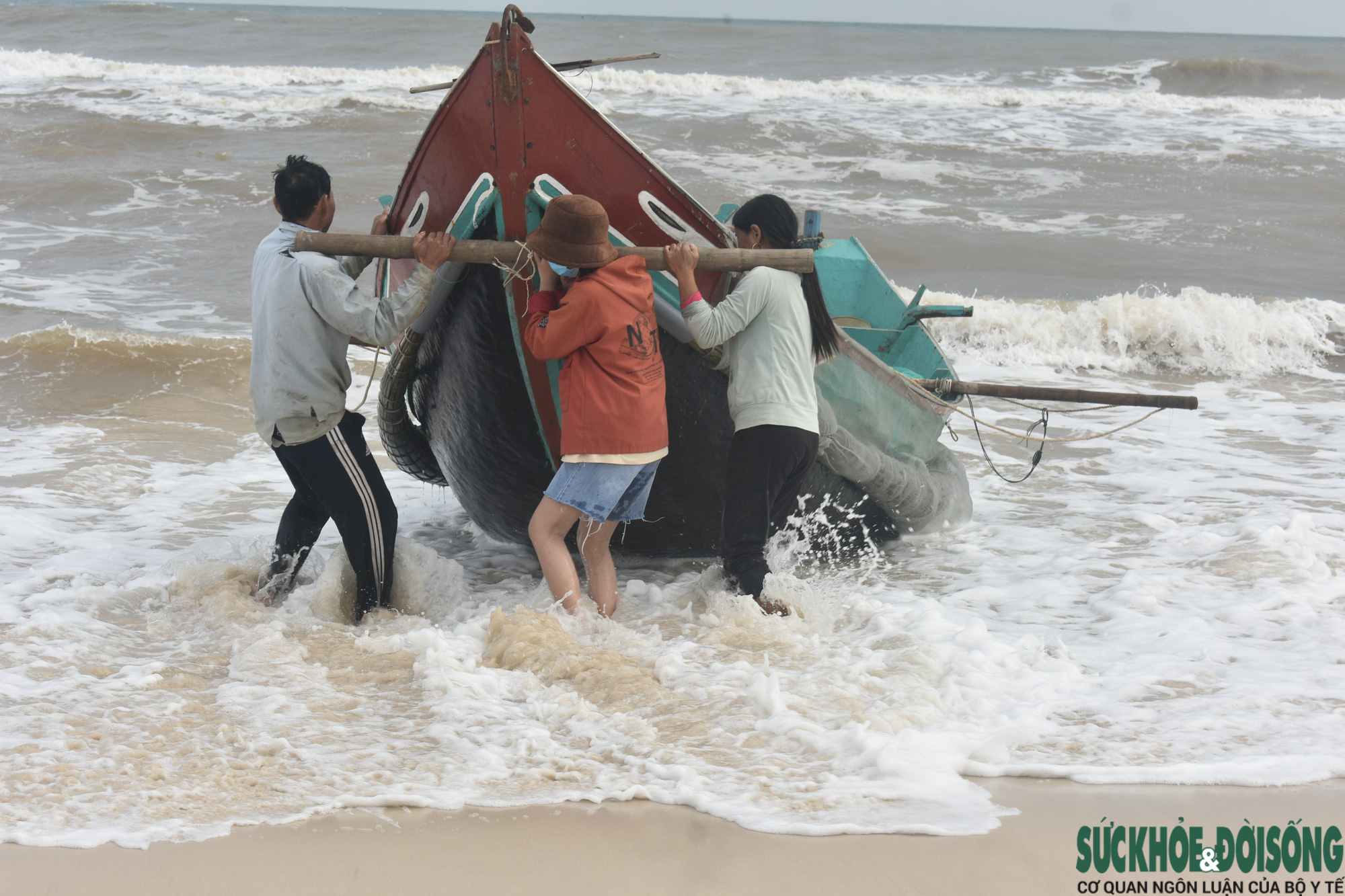Chùm ảnh: Ngư dân vùng bãi ngang Quảng Bình vui mừng được mùa ruốc biển - Ảnh 5.