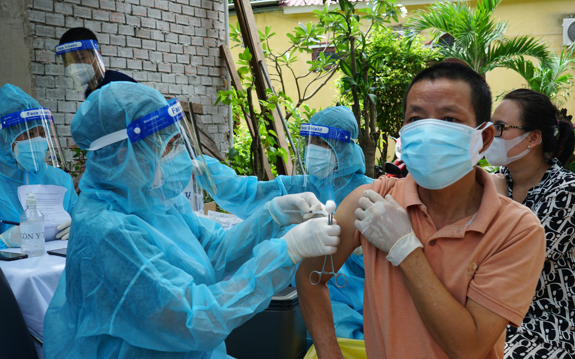 Việt Nam tiêm vượt mốc 160 triệu liều vaccine phòng COVID-19