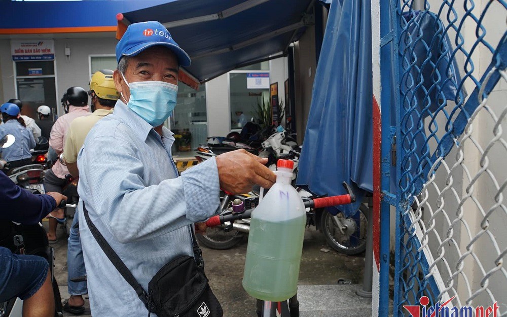 Rồng rắn kéo nhau đi đổ xăng, mang cả can dự trữ