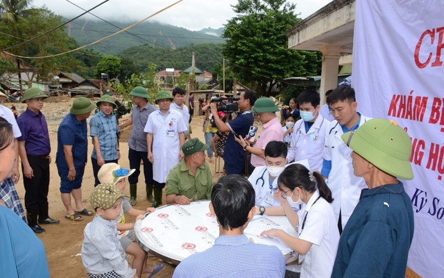 Bệnh viện HNĐK Nghệ An khám chữa bệnh, cấp thuốc miễn phí cho người dân vùng lũ Kỳ Sơn