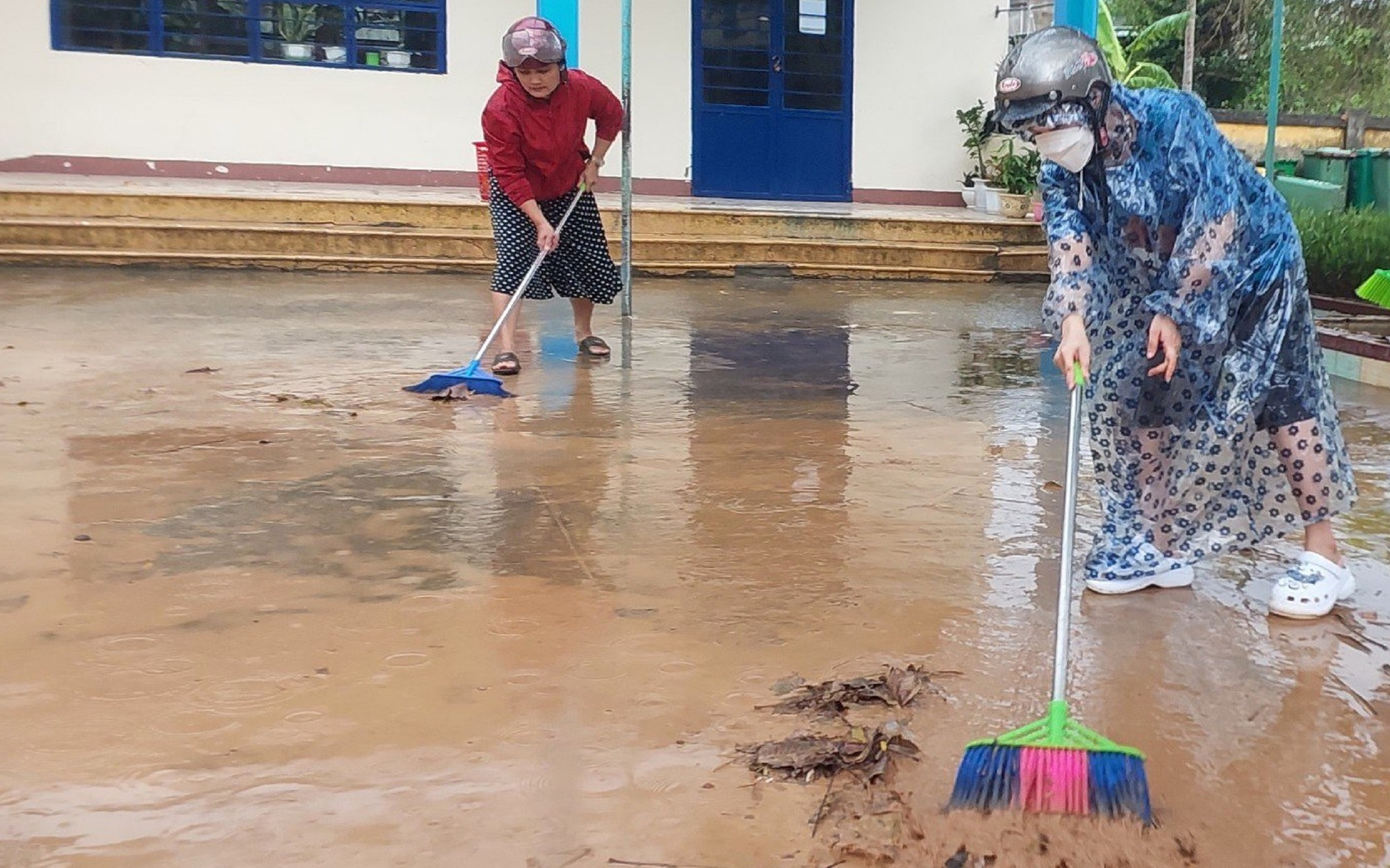 Mưa lớn gây ngập cục bộ, 28 trường ở Đà Nẵng phải cho học sinh nghỉ học