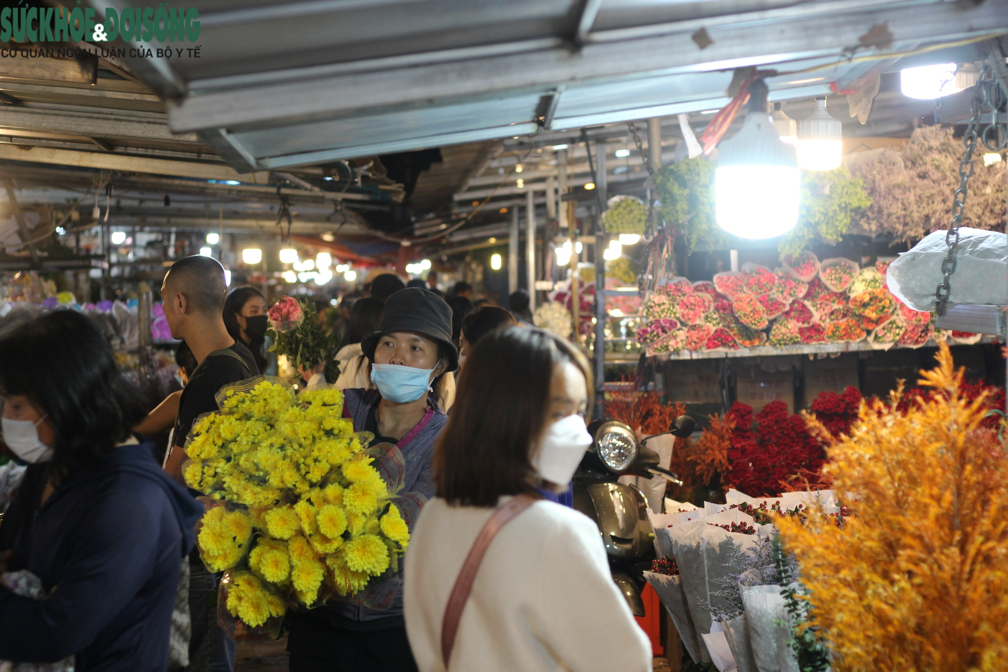 Giới trẻ thích thú 'du hí' tại chợ hoa tươi lớn nhất Hà Nội - Ảnh 17.