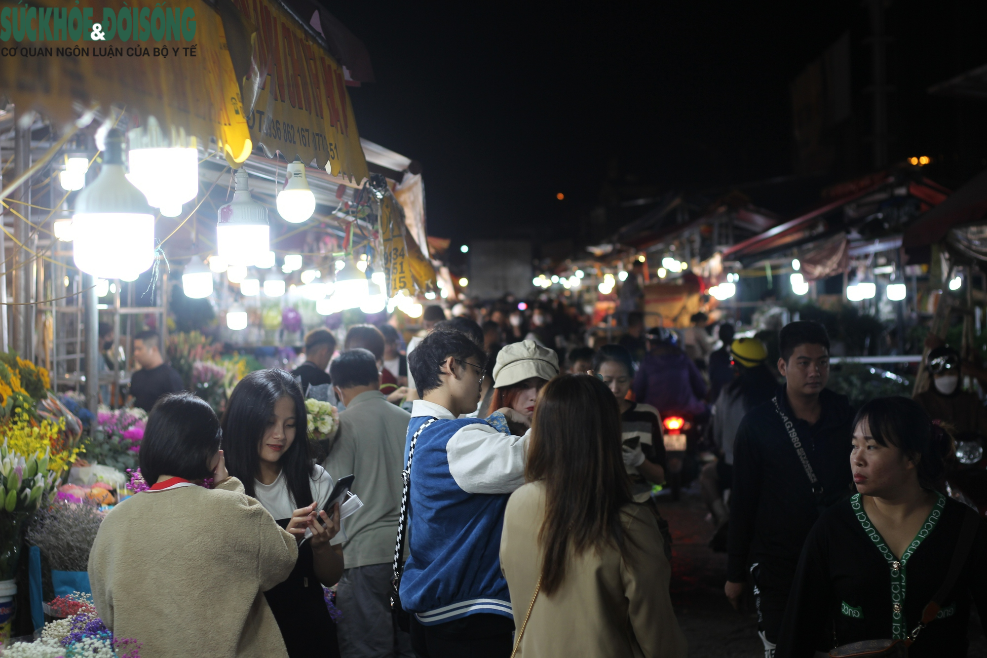Giới trẻ thích thú 'du hí' tại chợ hoa tươi lớn nhất Hà Nội - Ảnh 8.