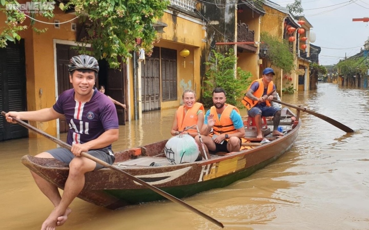 Kiếm bộn tiền nhờ chèo thuyền rước khách tham quan phố cổ Hội An ngập lụt