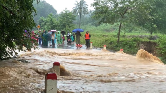 Mưa lớn ở miền Trung nhiều nơi đạt kỷ lục, 1 tổ máy thủy điện bị vùi lấp - Ảnh 1.