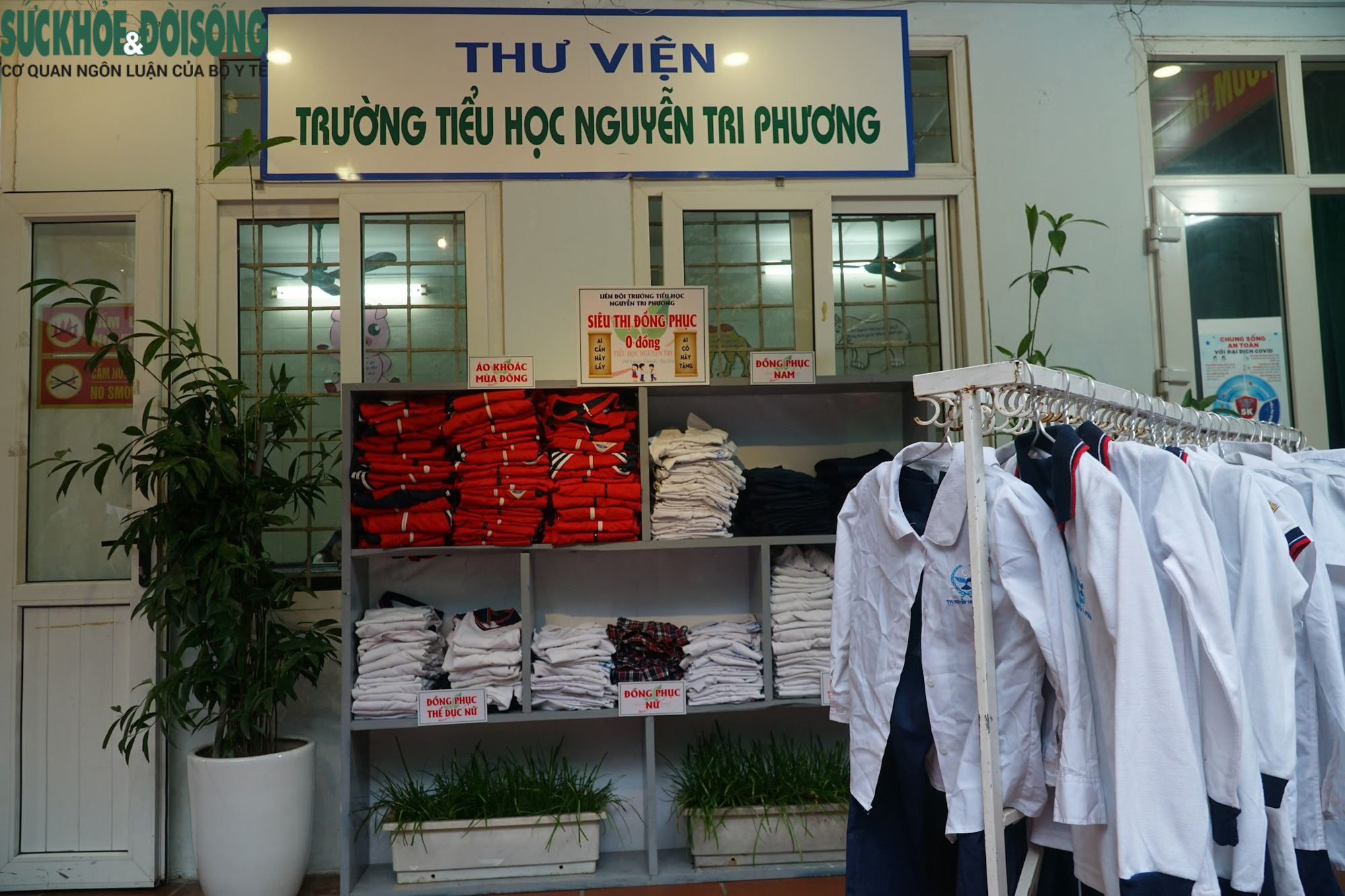 ‘Siêu thị đồng phục 0 đồng’ hỗ trợ học sinh khó khăn giữa lòng thủ đô - Ảnh 1.