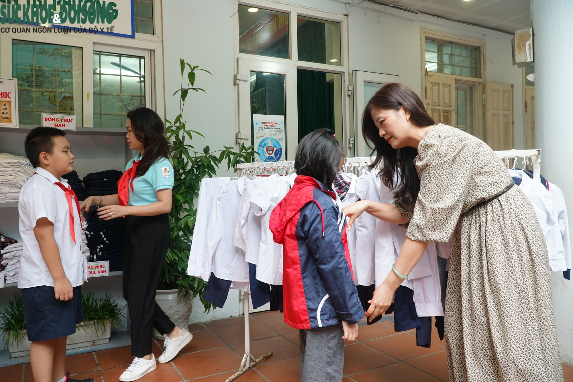 ‘Siêu thị đồng phục 0 đồng’ hỗ trợ học sinh khó khăn giữa lòng thủ đô - Ảnh 19.