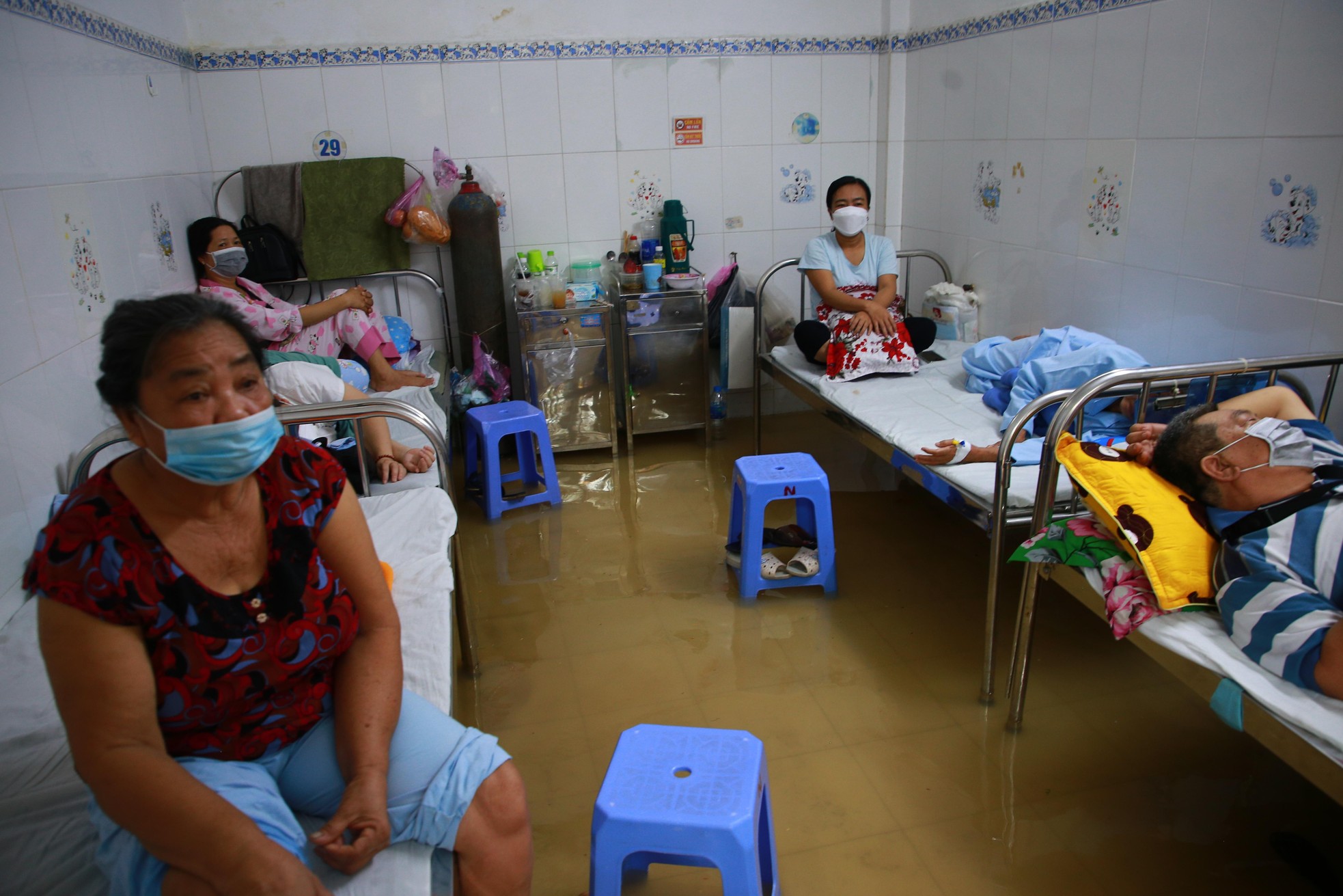Xót lòng cảnh bệnh viện ngập nước do triều cường, bệnh nhân nằm nghe sóng vỗ - Ảnh 10.