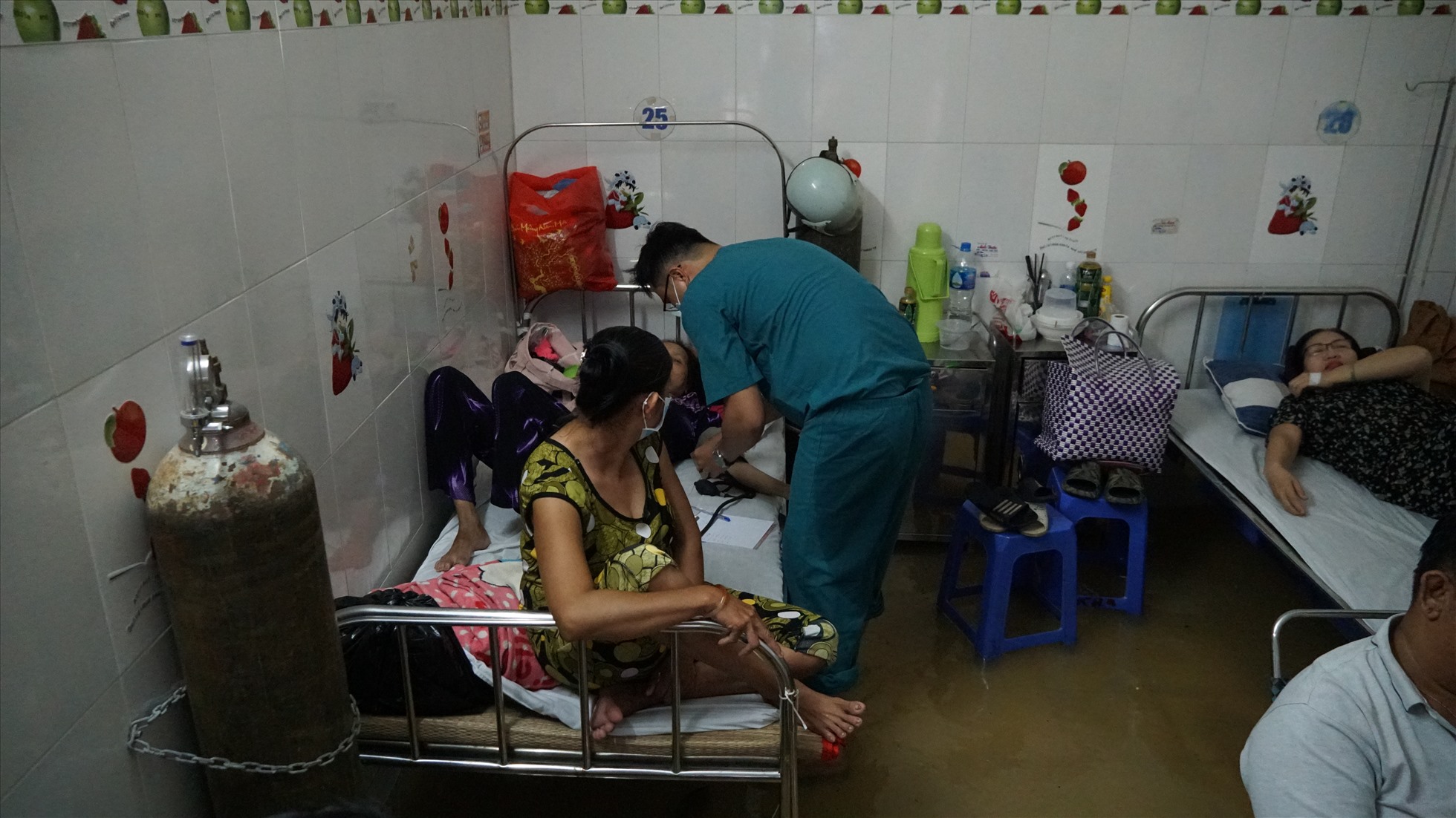 Xót lòng cảnh bệnh viện ngập nước do triều cường, bệnh nhân nằm nghe sóng vỗ - Ảnh 11.