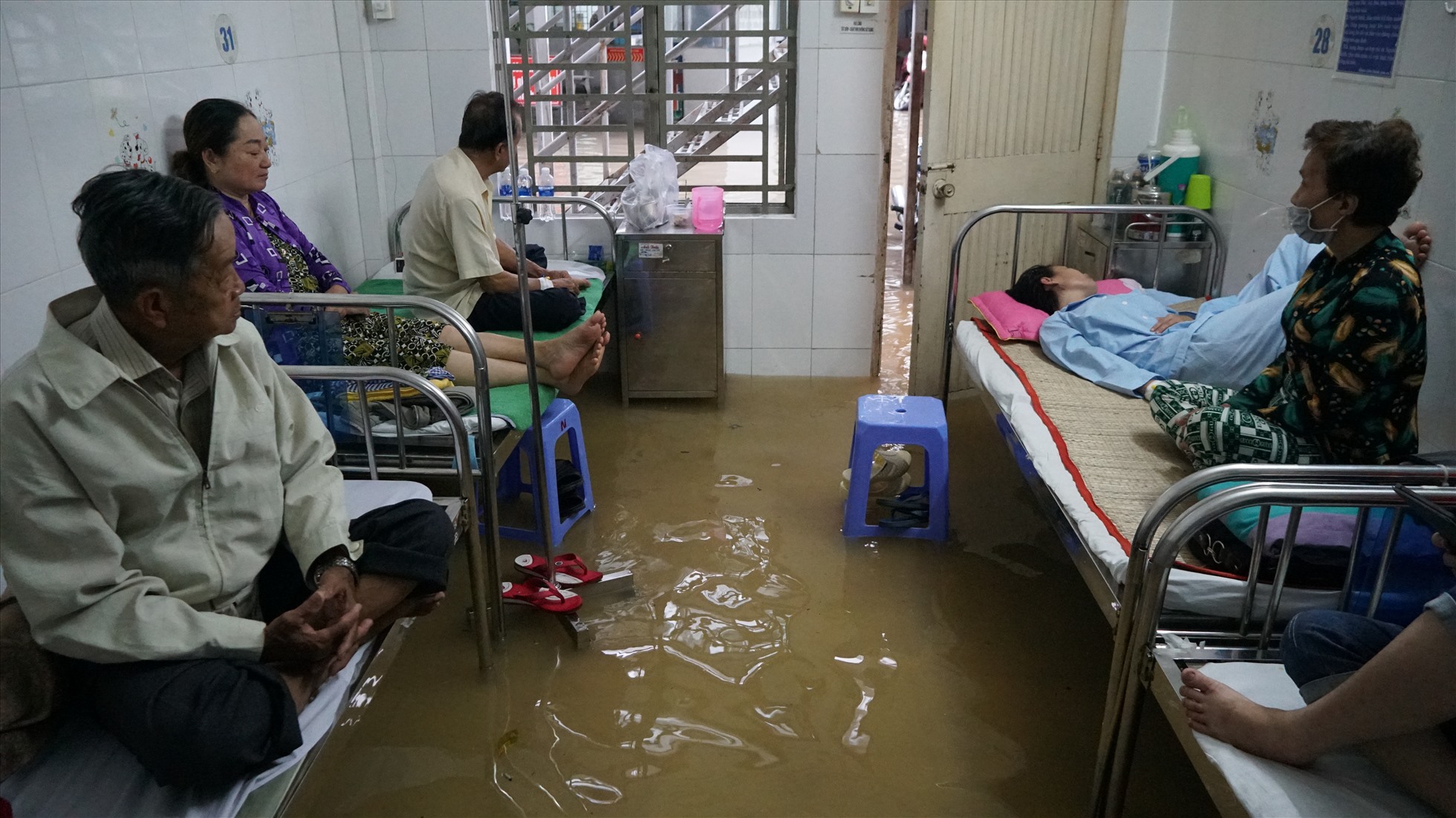 Xót lòng cảnh bệnh viện ngập nước do triều cường, bệnh nhân nằm nghe sóng vỗ - Ảnh 9.