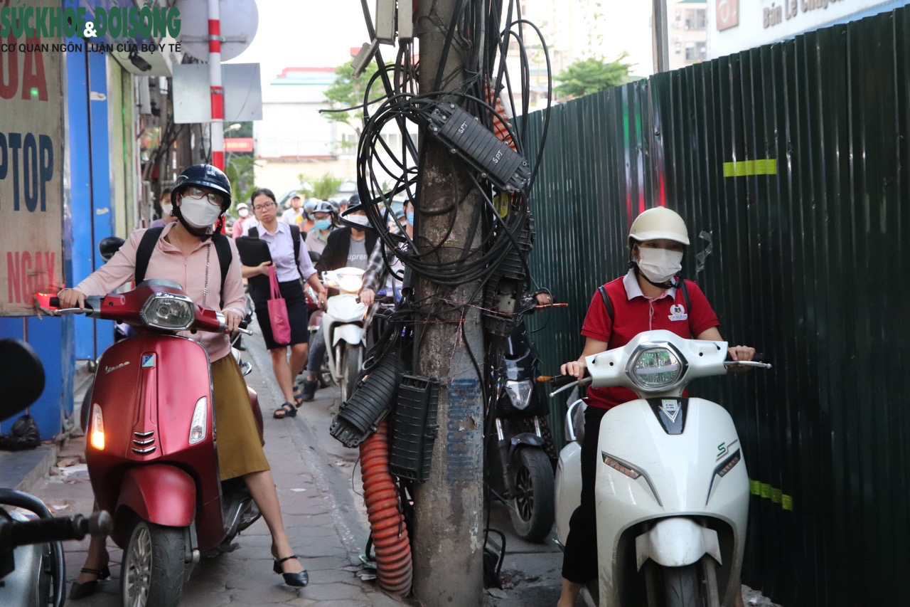 'Lô cốt' mọc đầy đường Hà Nội 'đánh đố' người dân - Ảnh 9.