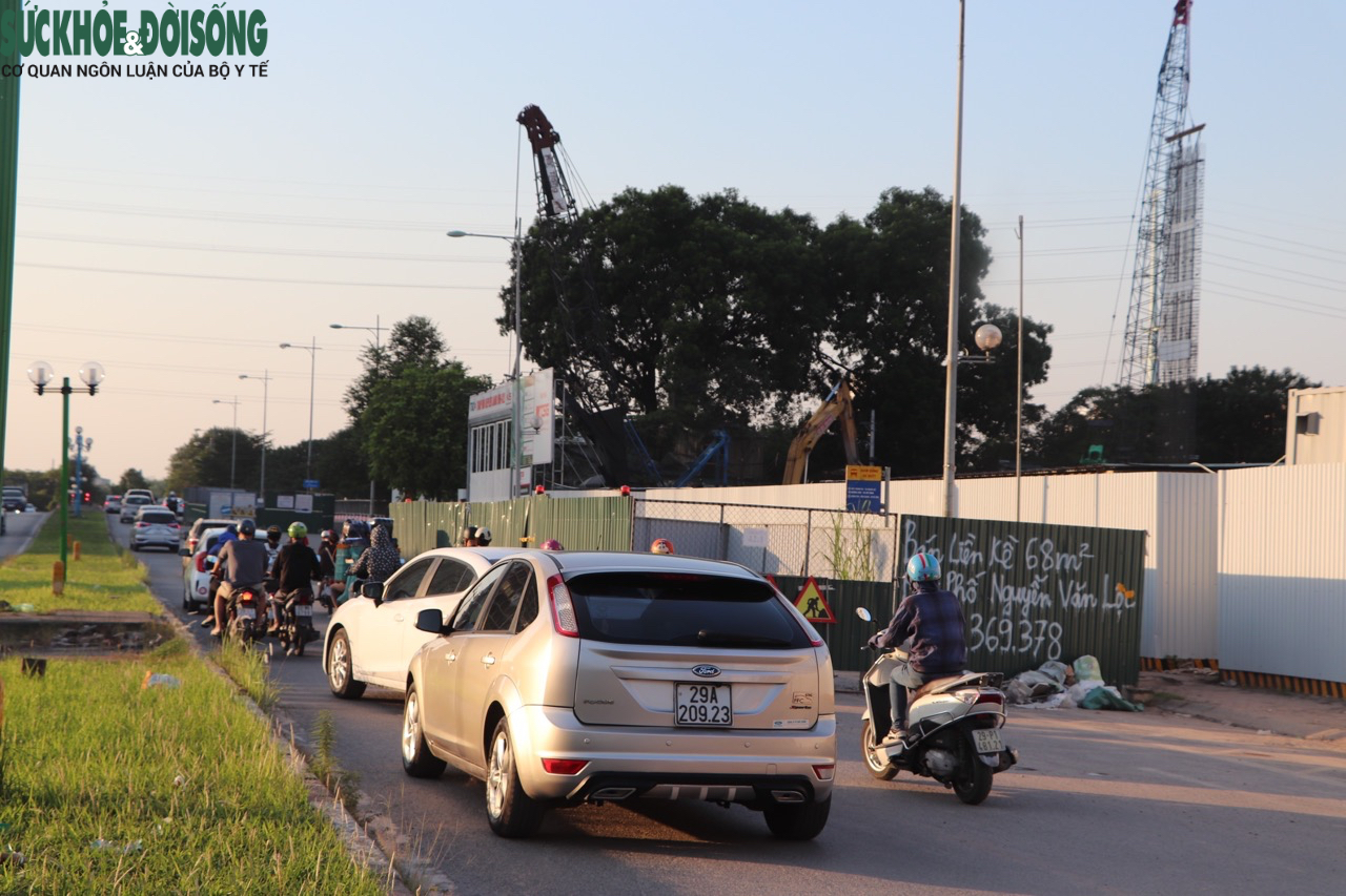 'Lô cốt' mọc đầy đường Hà Nội 'đánh đố' người dân - Ảnh 7.