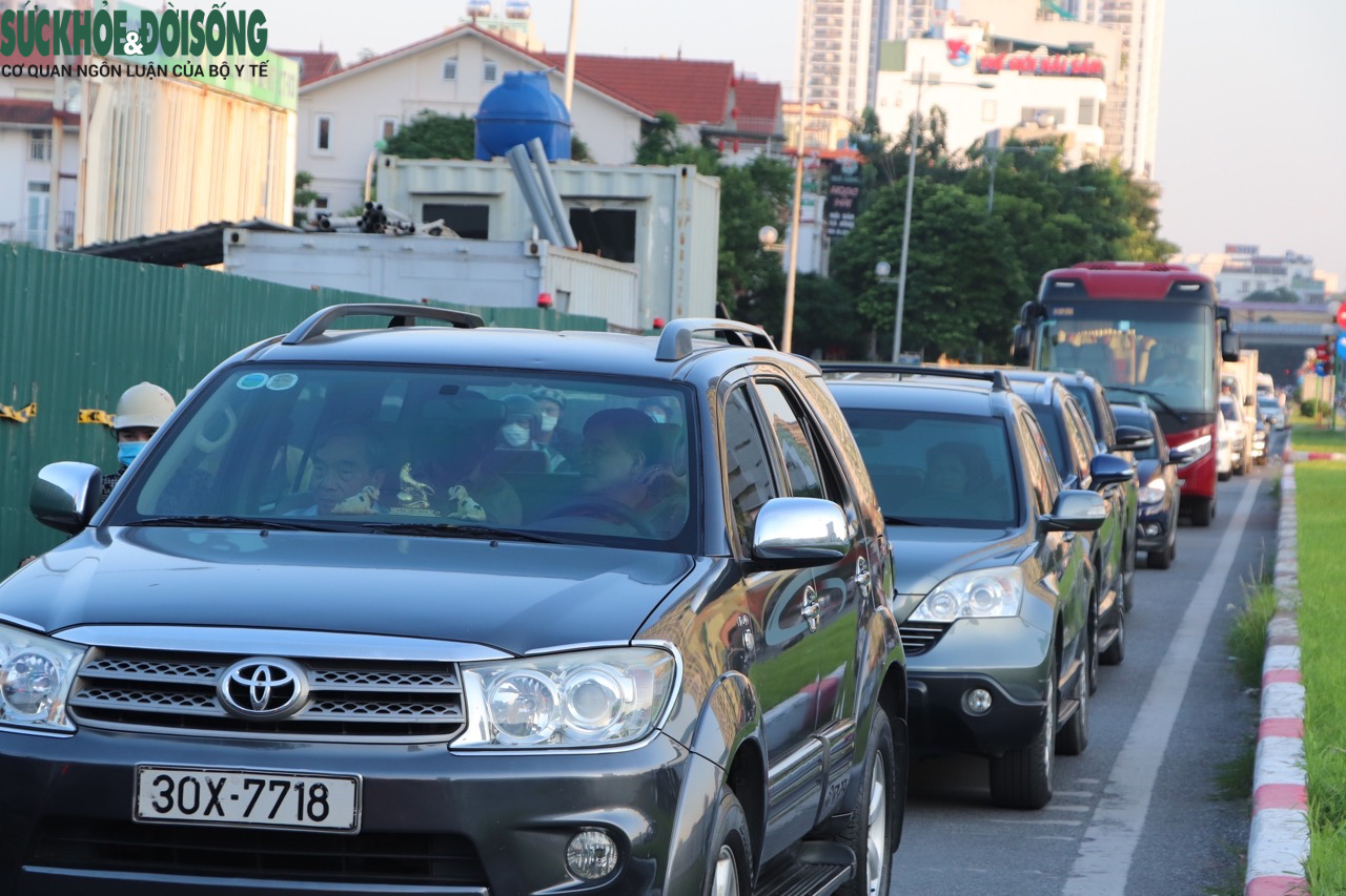 'Lô cốt' mọc đầy đường Hà Nội 'đánh đố' người dân - Ảnh 6.