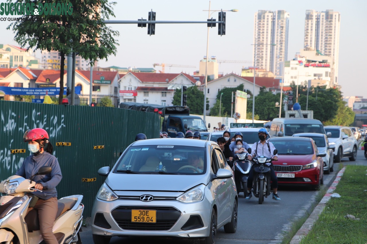 'Lô cốt' mọc đầy đường Hà Nội 'đánh đố' người dân - Ảnh 5.