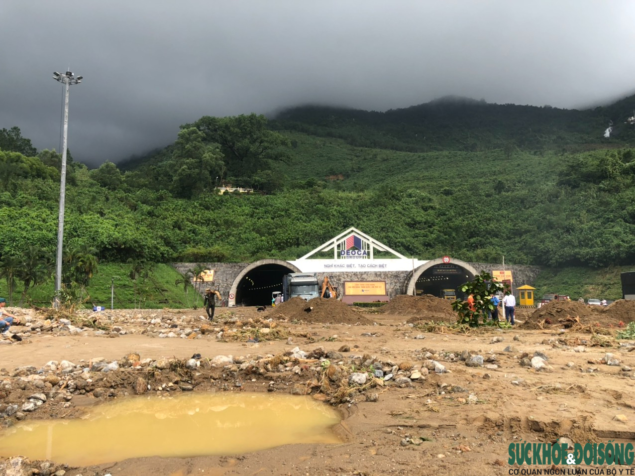 Bán đảo Sơn Trà bị sạt lở nặng sau mưa lũ, nhiều tuyến đường bị nứt toác - Ảnh 10.